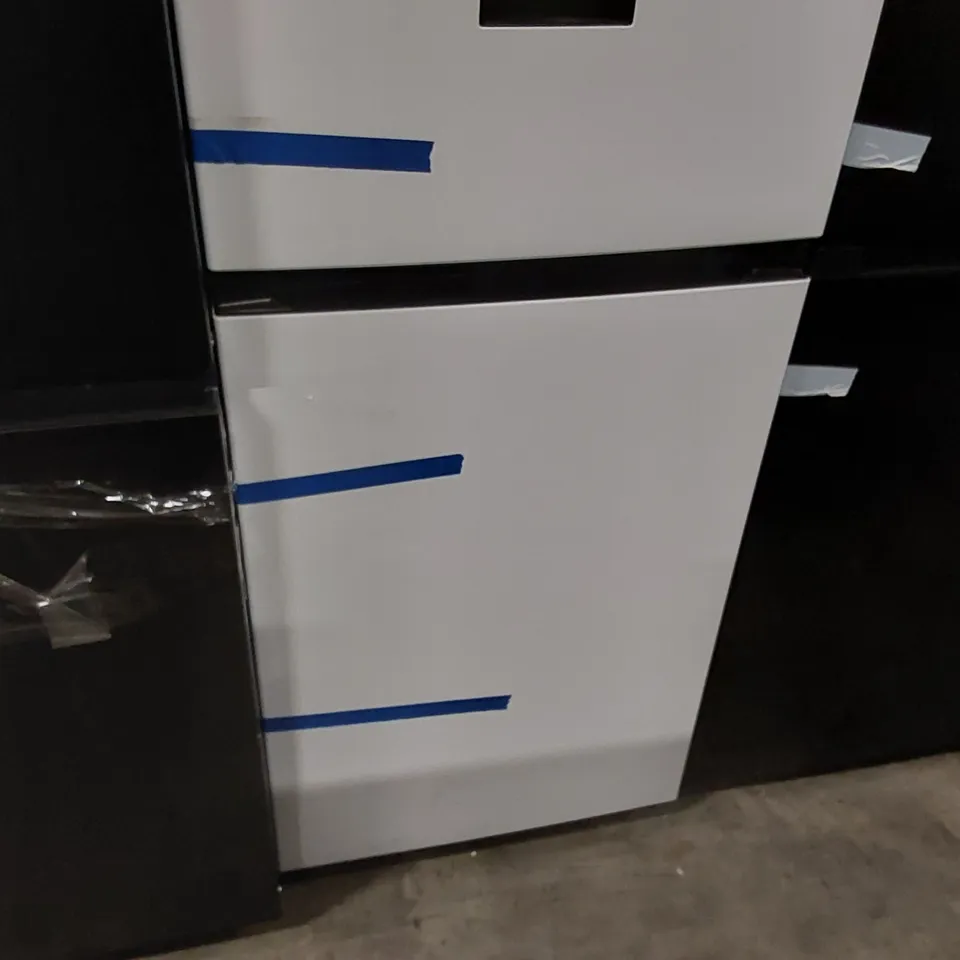 HISENSE 55cm FREESTANDING 50/50 FRIDGE FREEZER, WHITE  - RB327N4WWE