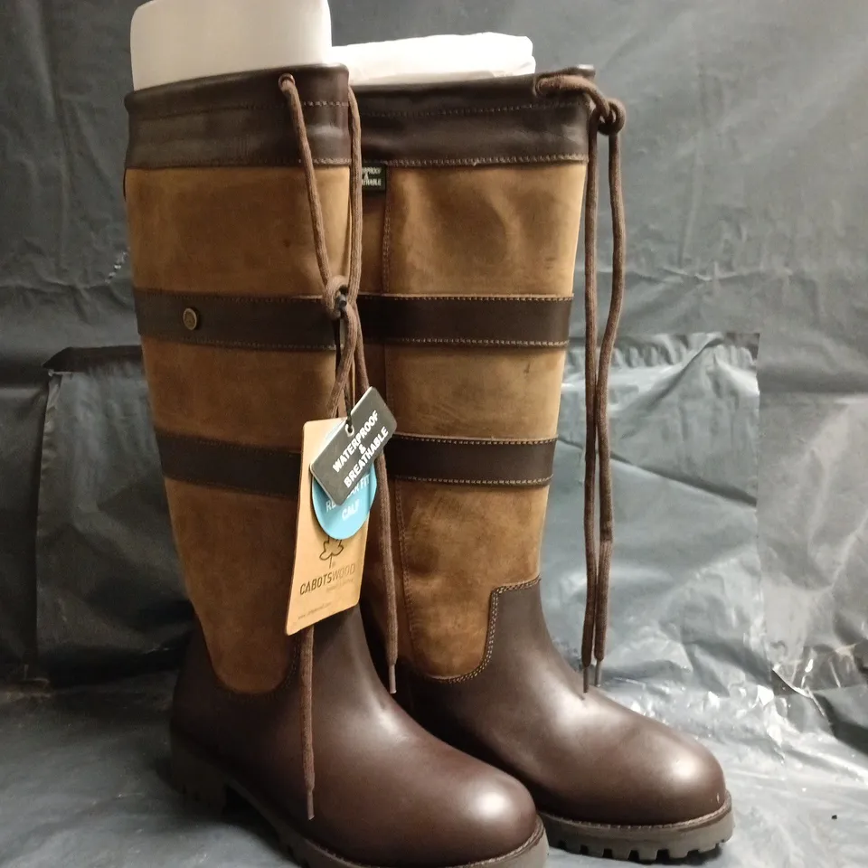 BOXED PAIR OF CABOTSWOOD AMBERLEY 2 COUNTRY BOOTS IN OAK/BISON SIZE EU 39
