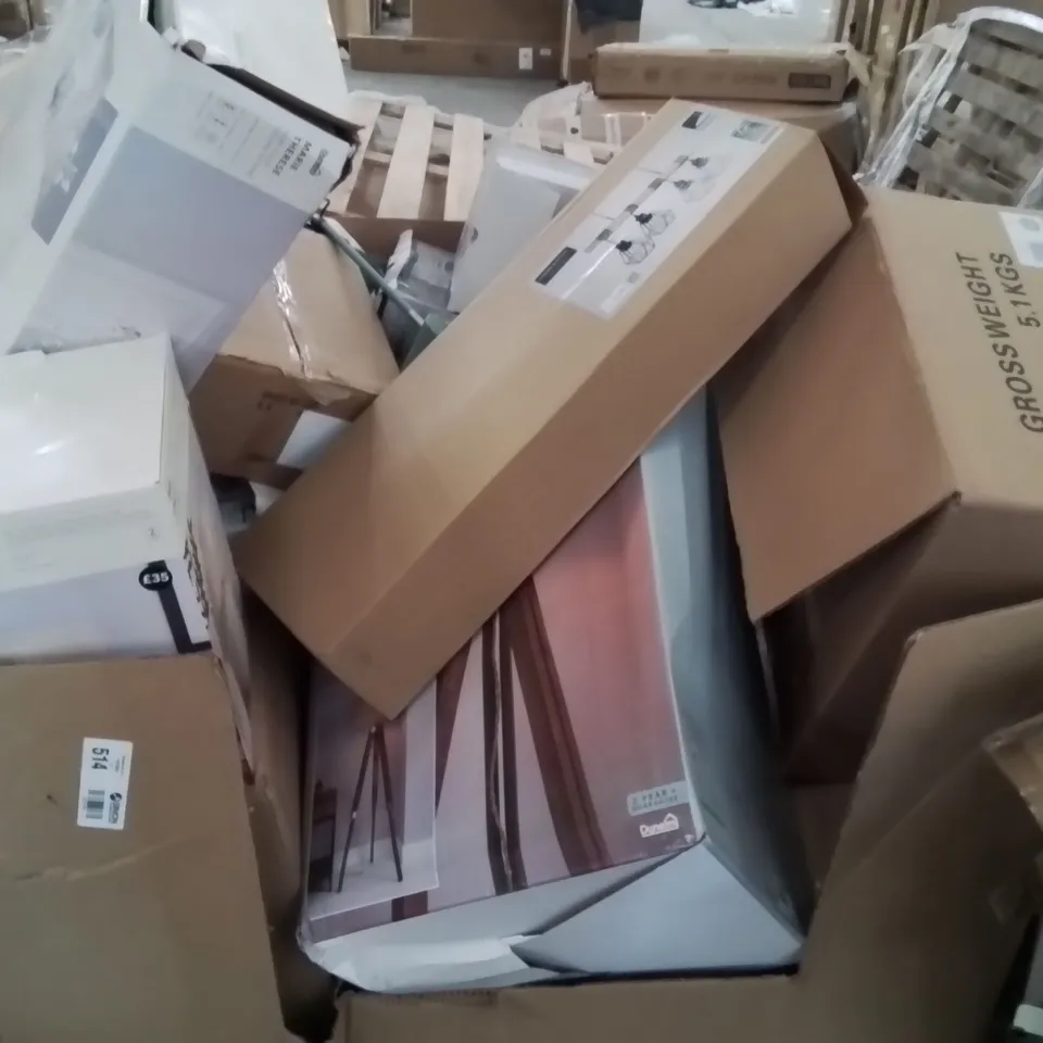 PALLET OF ASSORTED LIGHTING PRODUCTS TO INCLUDE;FLOOR LAMP,TABLE LAMP,PENDENT