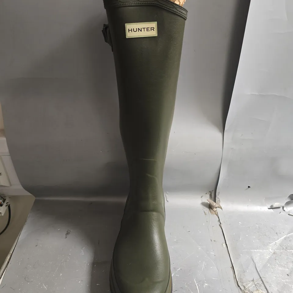 HUNTER BUCKLE WELLINGTON BOOTS IN GREEN - SIZE 7