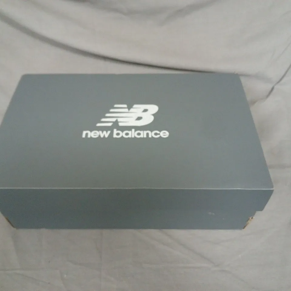 BOXED NEW BALANCE RUNNING SHOES IN GREY/BLUE - UK 5.5