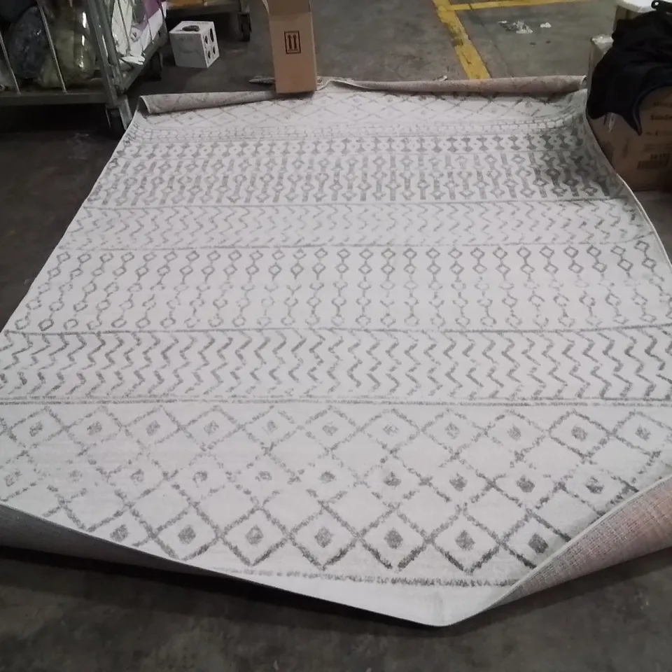 QUALITY DESIGNER AREA RUG - APPROXIMATELY 275X200