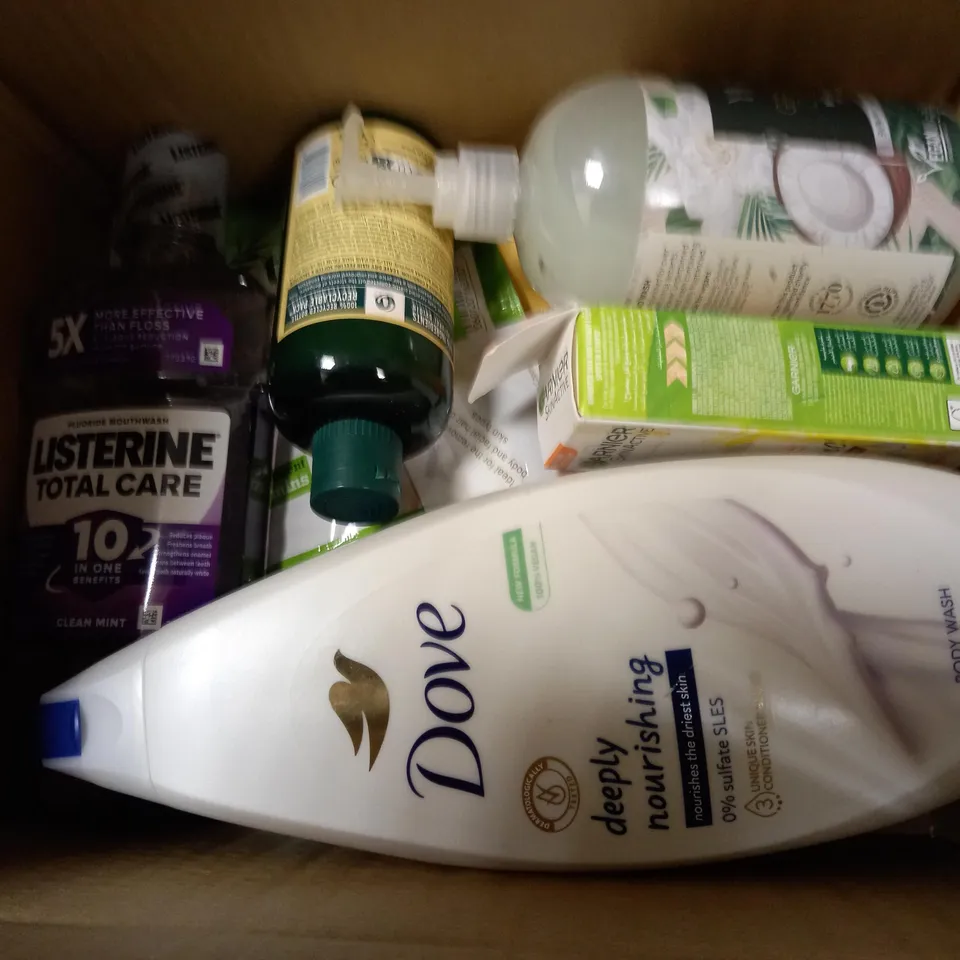 BOX OF APPROXIMATELY 20 ASSORTED COSMETIC ITEMS TO INCLUDE GARNIER BOOSTER SERUM, DOVE BODY WASH, YARDLEY HAND WASH ETC
