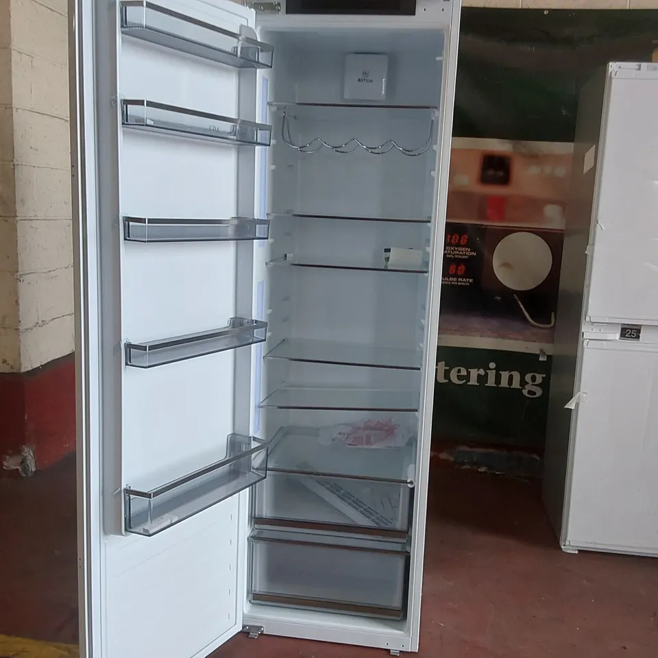 CDA FW822 INTEGRATED FULL HEIGHT LARDER FRIDGE