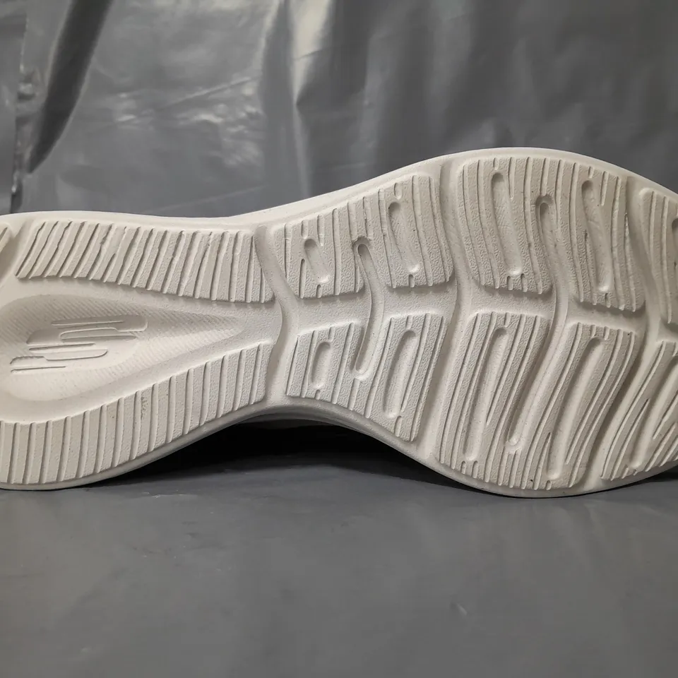 BOXED PAIR OF SKECHERS AIR-COOLED MEMORY FOAM TRAINERS IN BLACK SIZE 6