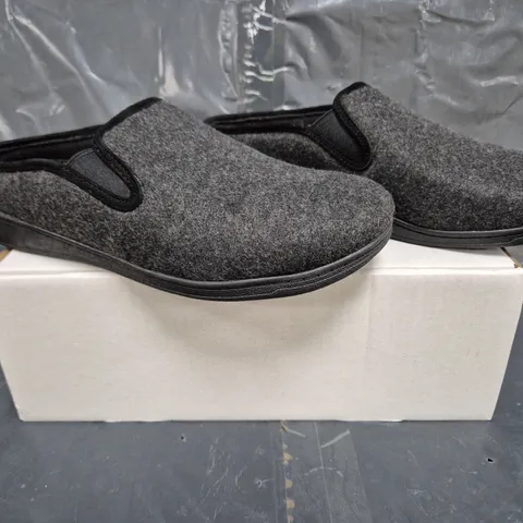 BOXED PAIR OF VIONIC MENS UNWIND SLIPPERS IN GREY SIZE 9