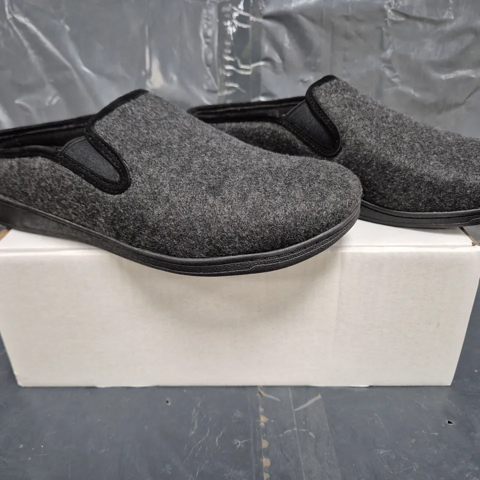 BOXED PAIR OF VIONIC MENS UNWIND SLIPPERS IN GREY SIZE 9