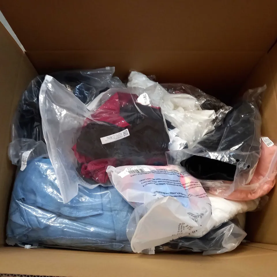 LOT OF APPROX 25 ASSORTED CLOTHING ITEMS VARYING IN SIZE/COLOUR/STYLE TO INCLUDE: TROUSERS, SKIRTS, TOPS
