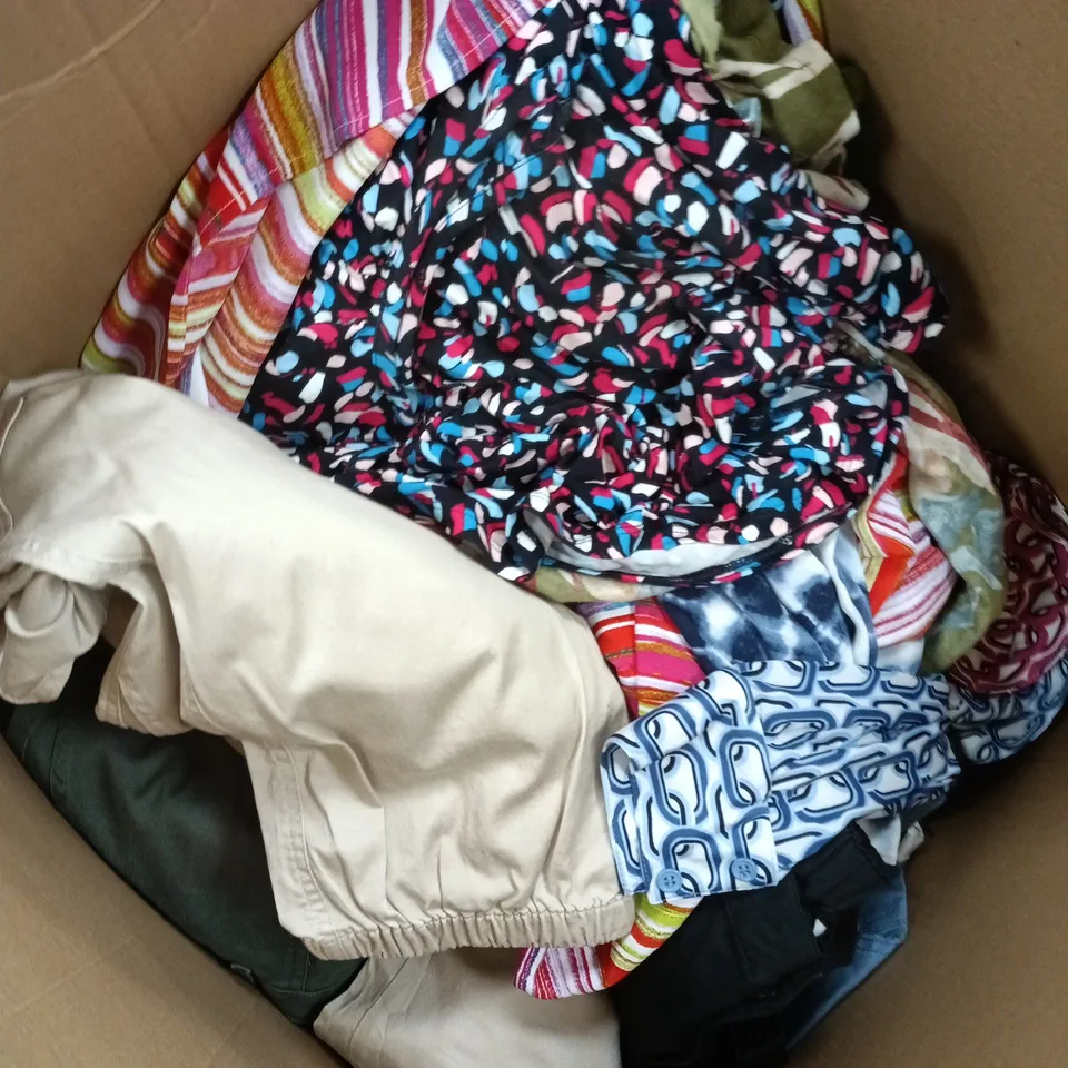 APPROXIMATELY 20 ASSORTED CLOTHING ITEMS IN VARIOUS SIZES & STYLES TO INCLUDE BRANDS SUCH AS RUTH LANGSFORD, DENIM & CO, NINA LEONARD, ETC