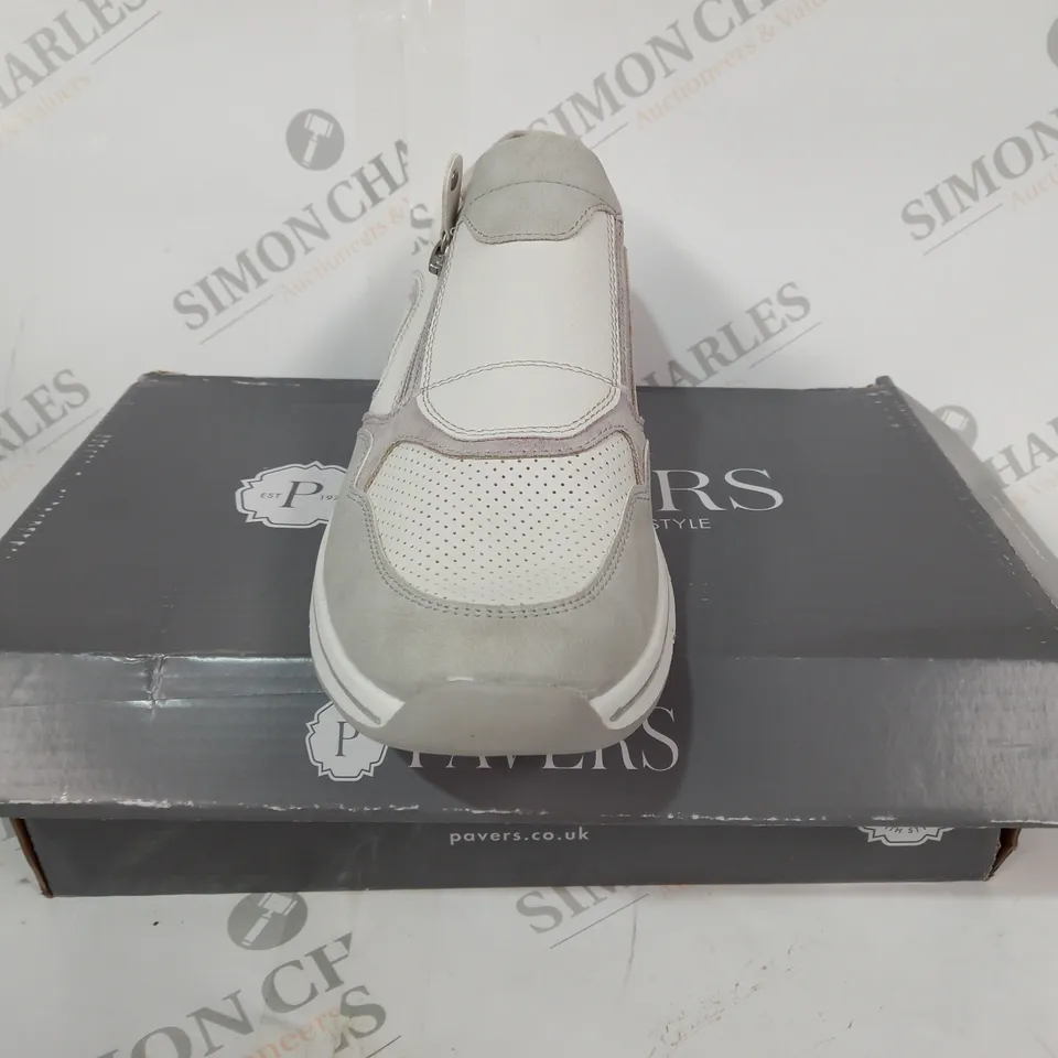 BOXED PAIR OF PAVERS RELIFE SHOES IN WHITE/GREY SIZE 6