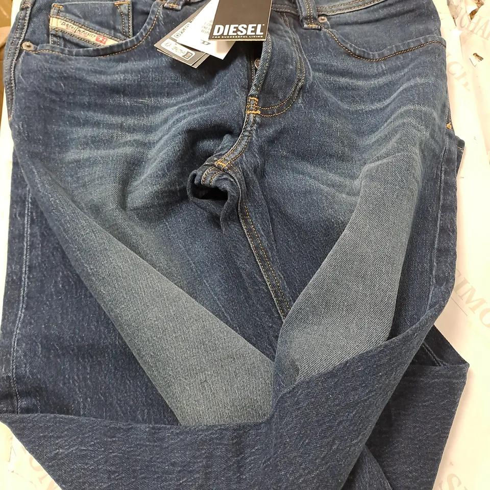 DIESEL REGULAR FIT MID WAIST STRAIGHT LEG DENIM JEANS - W30 L32