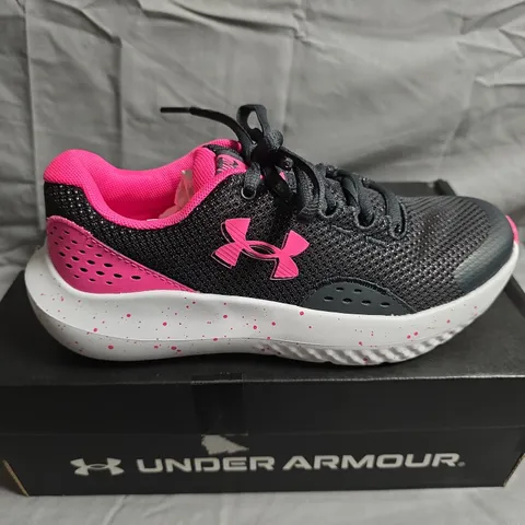 BOXED PAIR OF UNDER ARMOUR GGS SURGE 4 TRAINERS - UK SIZE 3.5 - GIRLS