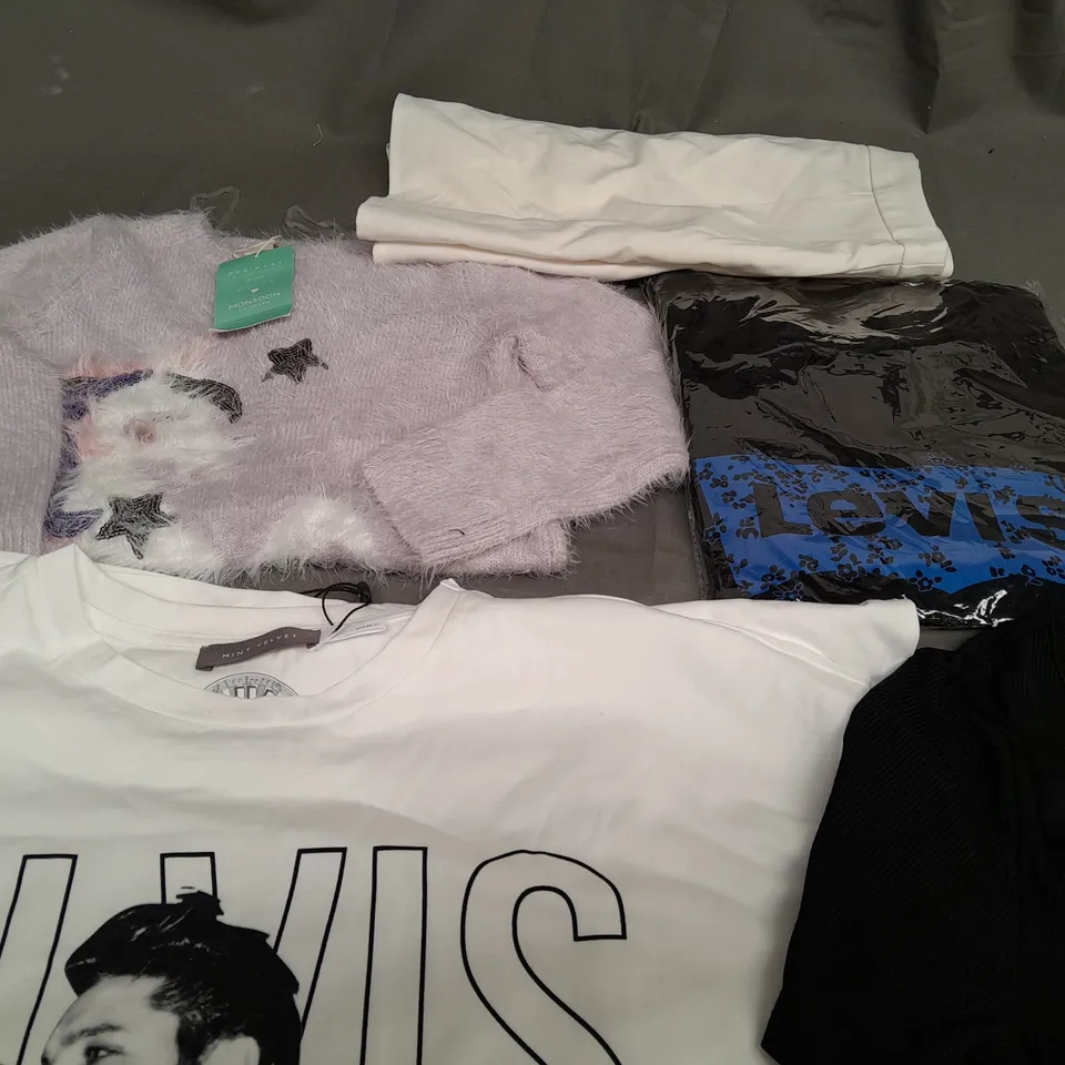BOX OF APPROXIMATELY 25 ASSORTED CLOTHING ITEMS TO INCLUDE - T-SHIRT , SKIRT , JUMPER ETC