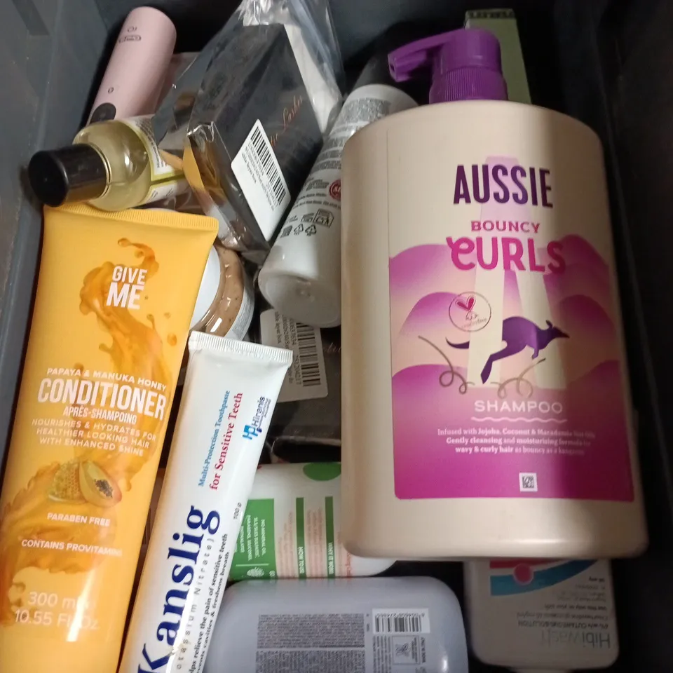 APPROXIMATEY 20 ASSORTED HEALTH AND BEAUTY PRODUCTS TO INCLUDE - AUSSIE BOUNCY CURLS CONDITIONER - VAGISIL PROHYDRATE GEL AND NIVEA DERMA CLEAR SKIN TONER