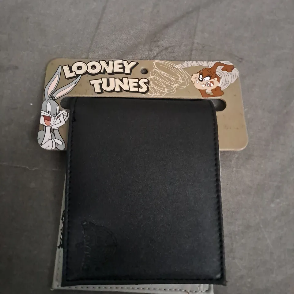 BOX OF APPROXIMATELY 30 PACKS OF LOONEY TUNES WALLETS - COLLECTION ONLY 