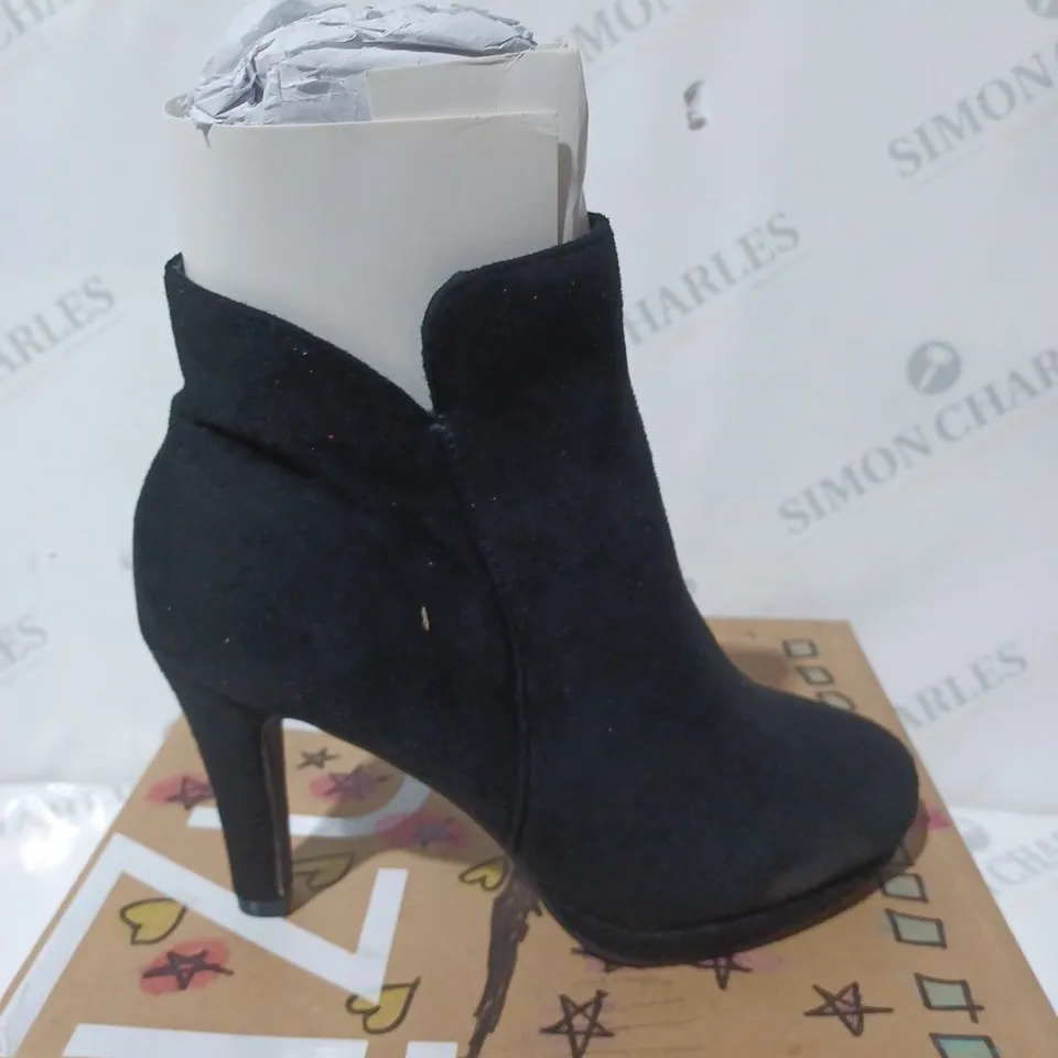 LINZI BLACK BOOTS LAYARA - SIZE 6