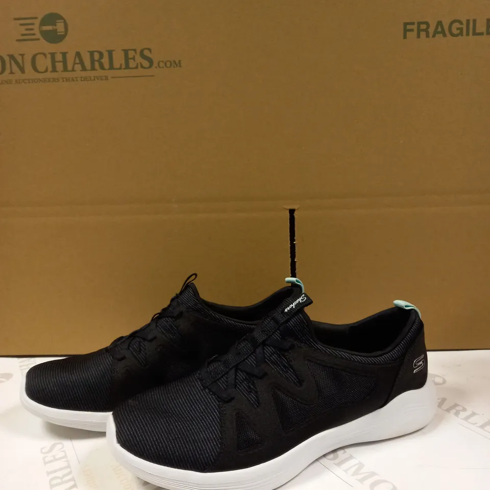 SKECHERS ENVY MESH FLAT GORE BUNGEE BLACK TRAINERS - UK SIZE 3.5
