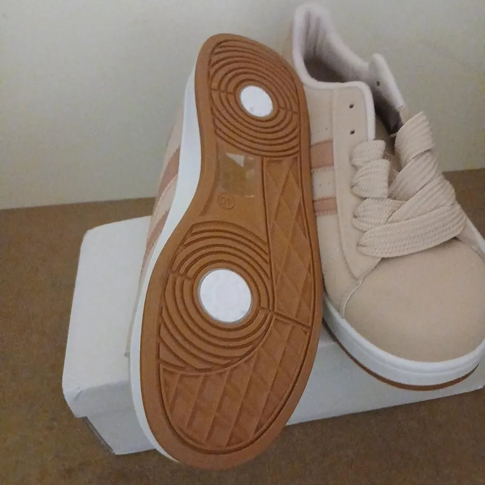 BEIGE SNEAKERS WITH PINK ACCENTS – WOMEN'S, UK 7 (EU 40)