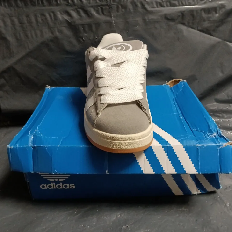 BOXED PAIR OF ADIDAS CAMPUS 00S TRAINERS IN GREY/WHITE SIZE UK 4.5