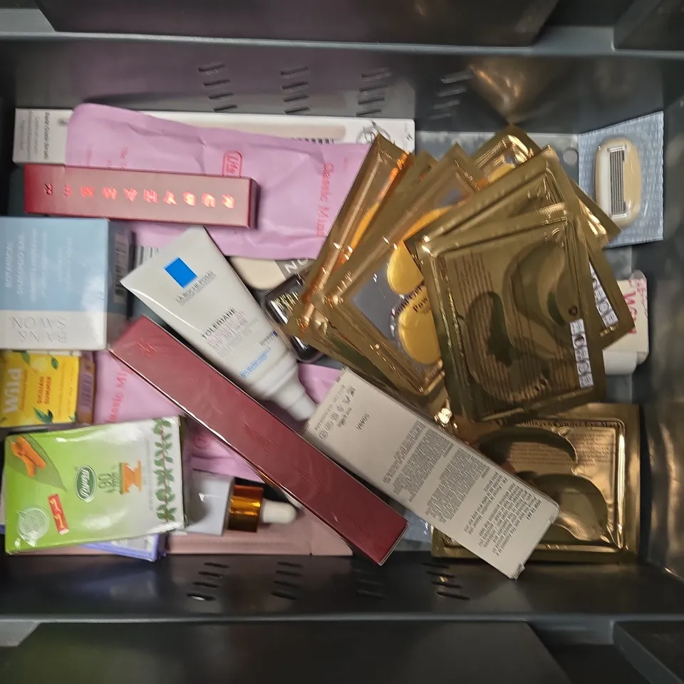 APPROXIMATELY 25 ASSORTED COSMETICS ITEMS TO INCLUDE WESTLAB DEAD SEA BATH SALT, DOVE BEAUTY CREAM BAR, DERMAX THERAPEUTIC SHAMPOO, ETC