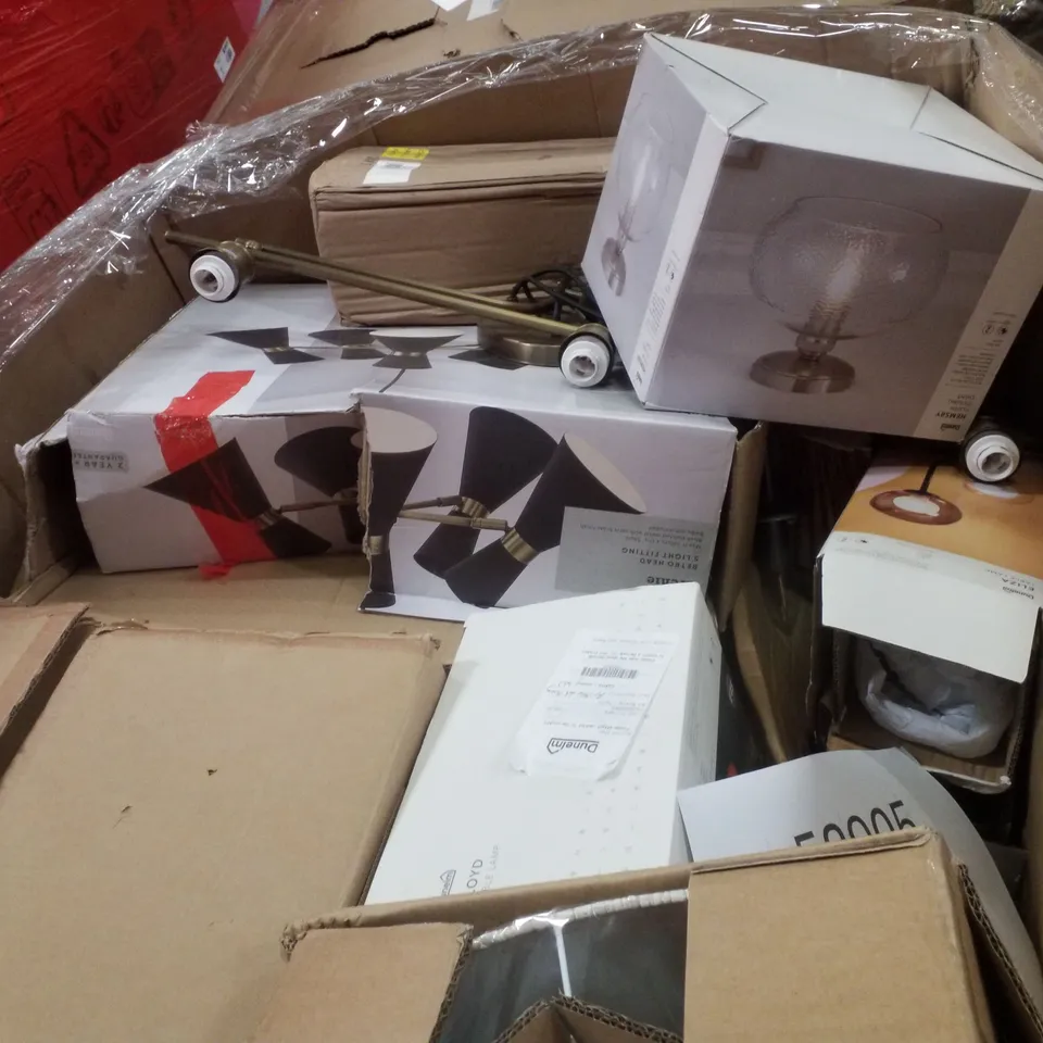 PALLET CONTAINING ASSORTED LAMPS & LIGHTING
