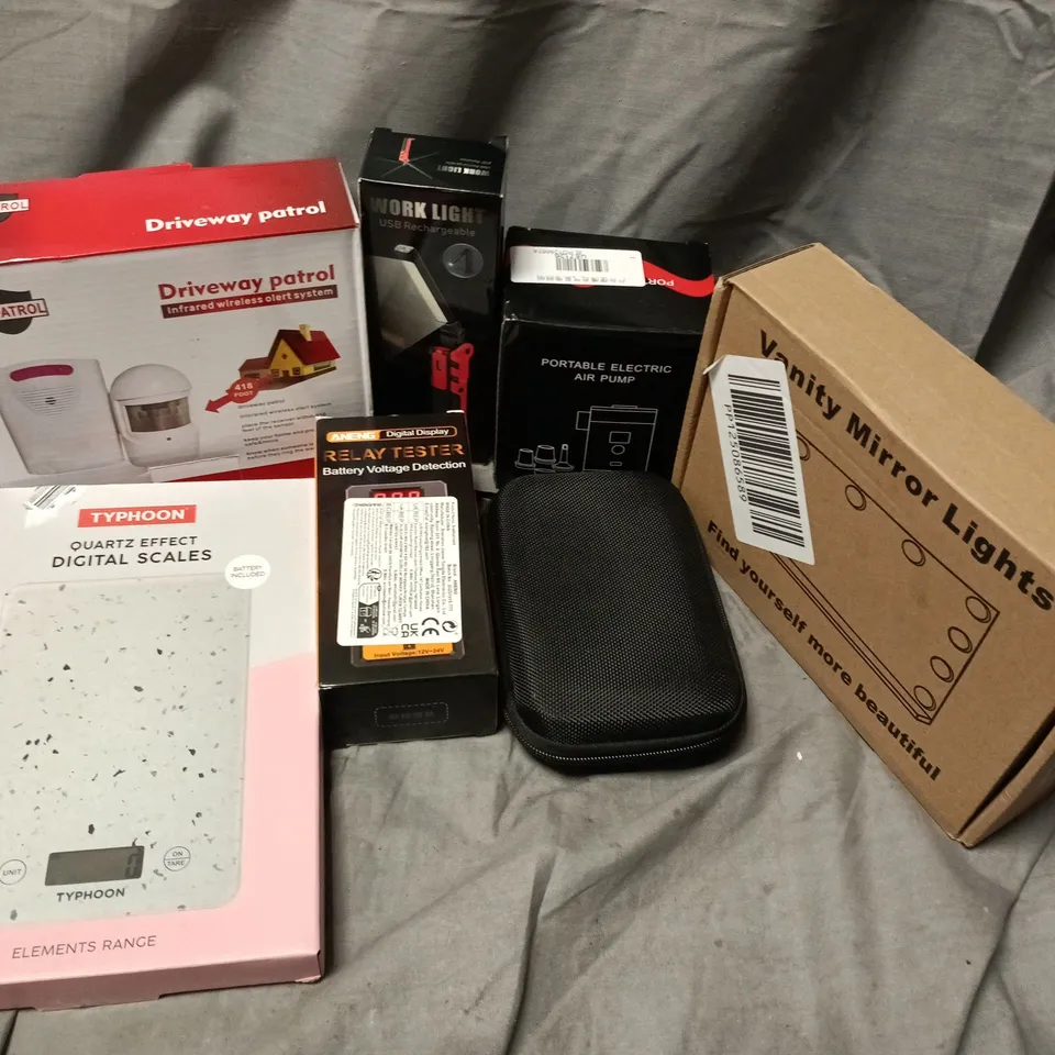 APPROXIMATELY 12 ASSORTED ELECTRICAL ITEMS TO INCLUDE VANITY MIRROR LIGHTS, PORTABLE ELECTRIC AIR PUMP, DIGITAL ELECTRIC AIR PUMP, ETC