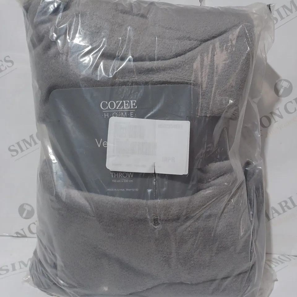 COZEE HOME VELVETSOFT THROW IN CHARCOAL