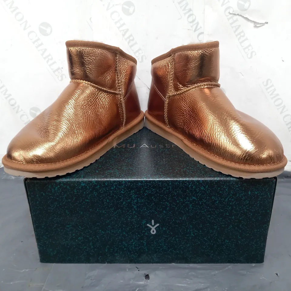 BOXED PAIR OF EMU AUSTRALIA SHOES IN METALLIC BRONZE SIZE 7