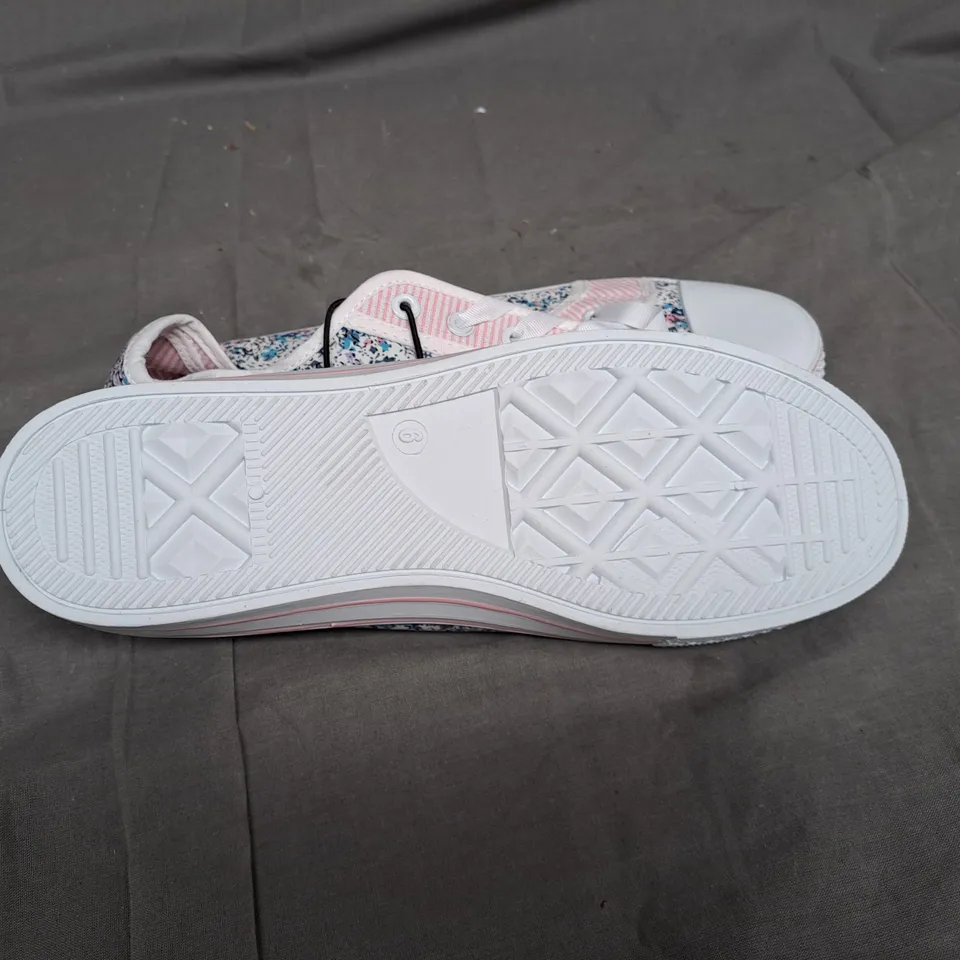 BOX OF APPROXIMATLY 10 FLAT FLOWER SHOES IN VARIOUS SIZE 