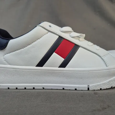 BOXED PAIR OF TOMMY HILFIGER FLAG LOW CUT LACE-UP SNEAKERS IN WHITE EU SIZE 41