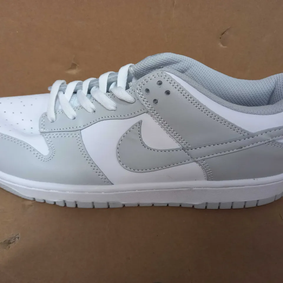 PAIR OF DESIGNER TRAINERS IN WHITE/GREY IN THE STYLE OF NIKE SIZE UNSPECIFIED