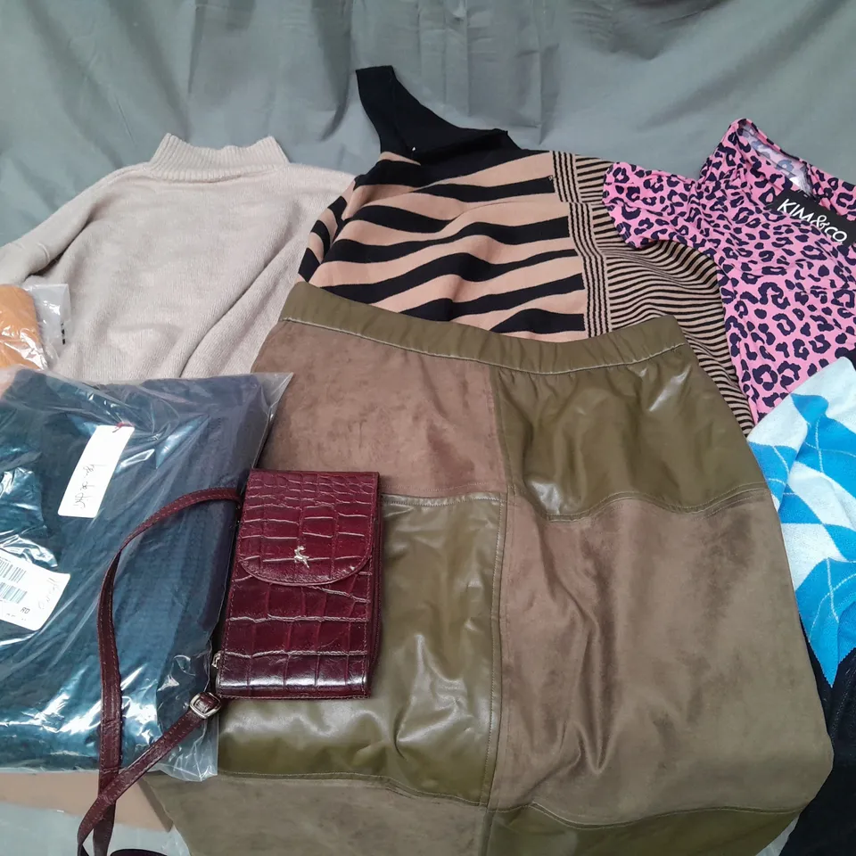 LOT OF APPROXIMATELY 50 ASSORTED CLOTHING ITEMS TO INCLUDE RUTH LANGSFORS, ASHWOOD LEATHER AND KIN & CO