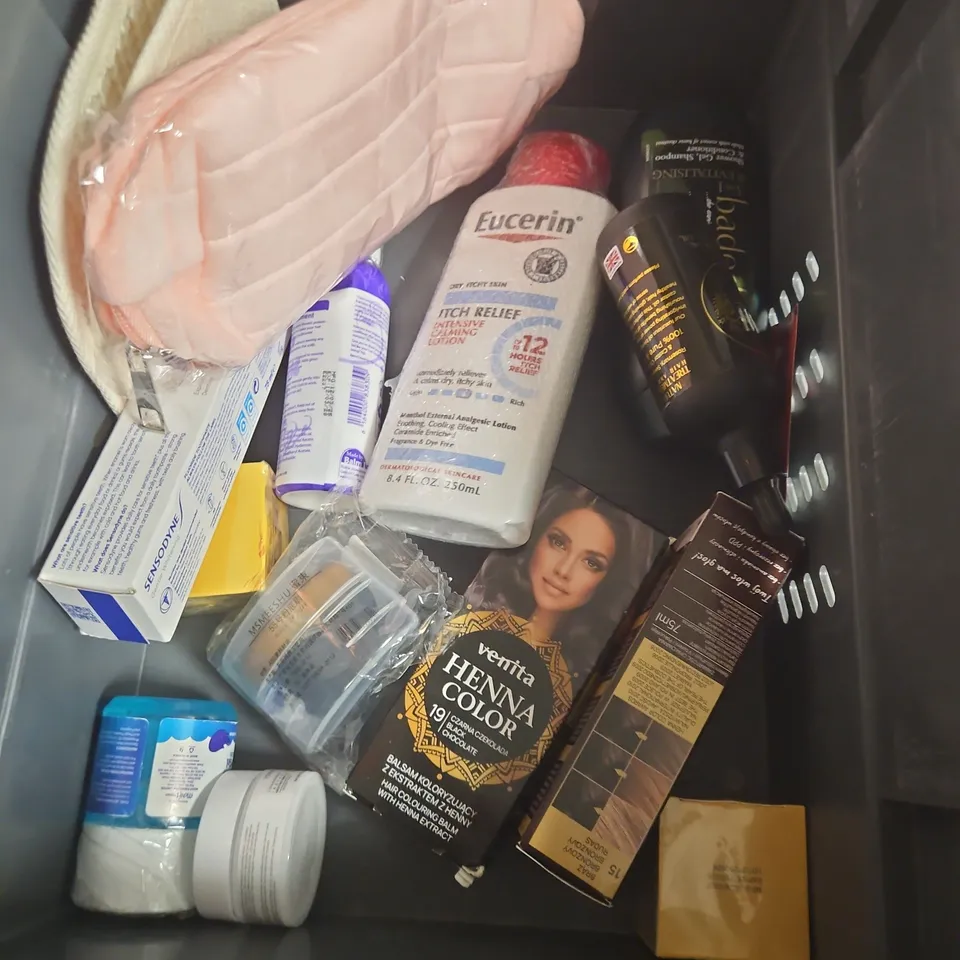 APPROXIMATEY 20 ASSORTED HEALTH AND BEAUTY PRODUCTS TO INCLUDE - URBAN DECAY EYESHADOW STICK - SHEGLAM HYDRATING PRIMER - FUSSY DEODORANT REFILLS - ETC