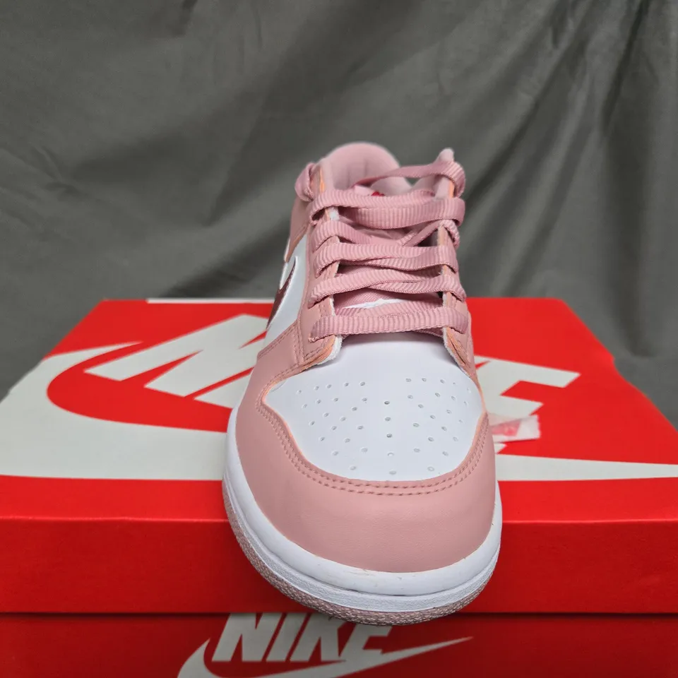 BOXED NIKE DUNK LOW GS TRAINERS IN PINK - UK 5 