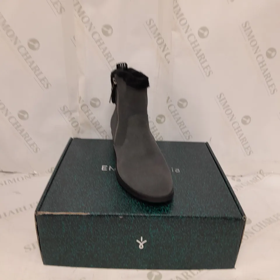 EMU AUSTRAILIA CHESTNUT EXPLORE BOOTS - DARK GREY - SIZE 8