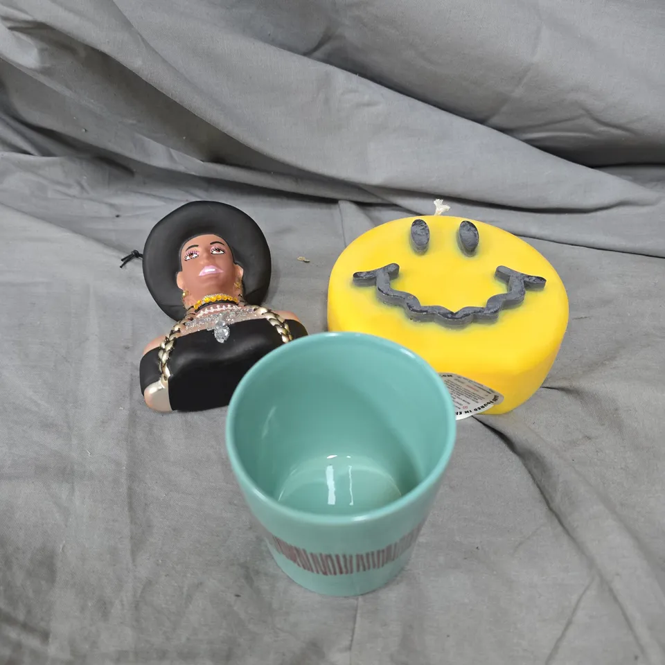 APPROXIMATELY 15 ASSORTED HOUSEHOLD PRODUCTS TO INCLUDE CANDLE, CUPS, TREE ORNAMENTS ETC 