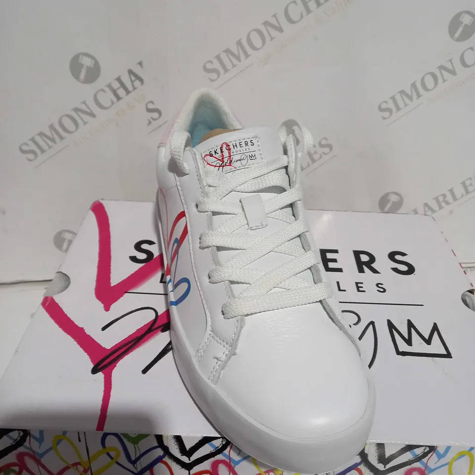 SKECHERS LOS ANGELES LOVE HEART DESIGN SHOES IN WHITE - UK SIZE 4