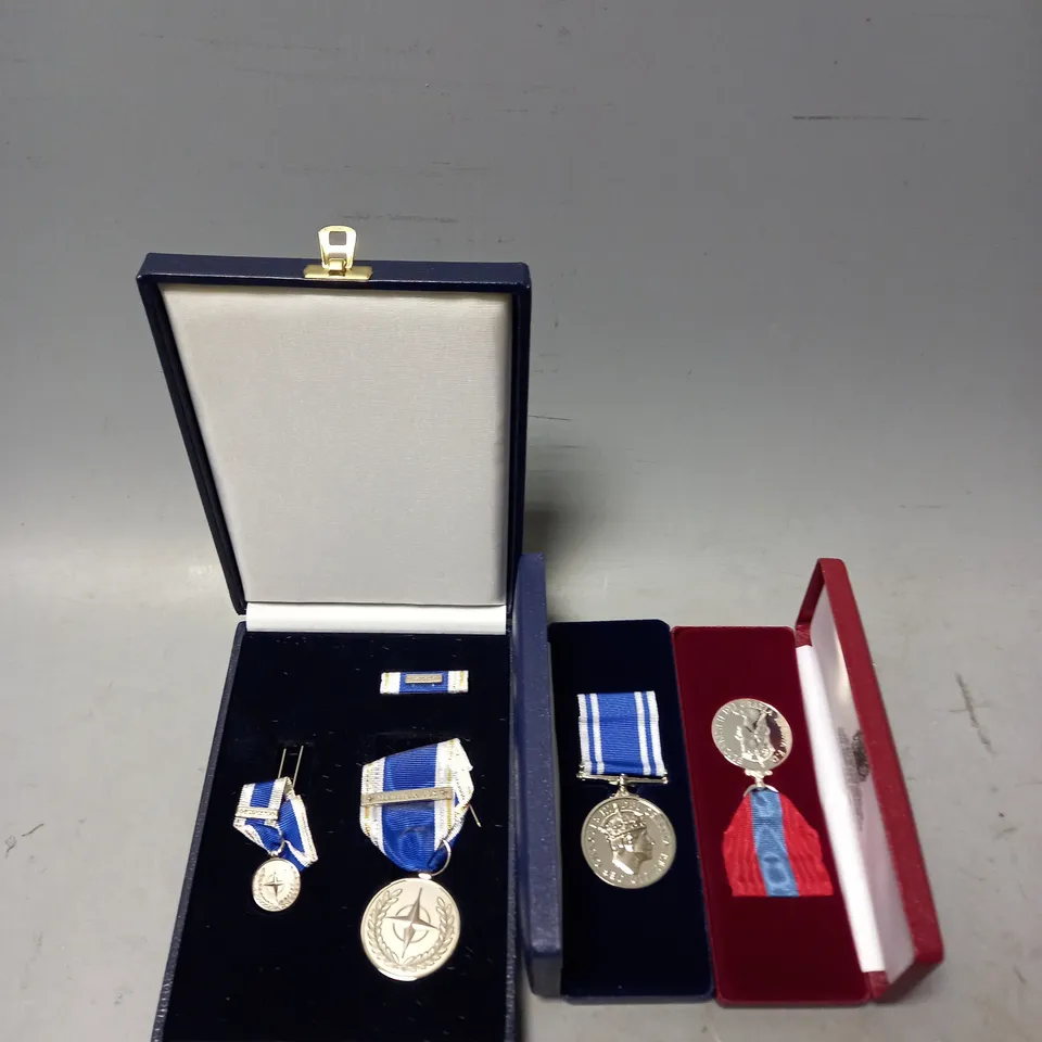 TOTE OF APPROX 30 ASSORTED WAR AND POLICE MEDALS 