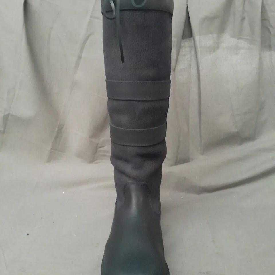BOXED PAIR OF BAREBACK DAKOTA WATERPROOF COUNTRY BOOTS IN BLUE UK SIZE 4