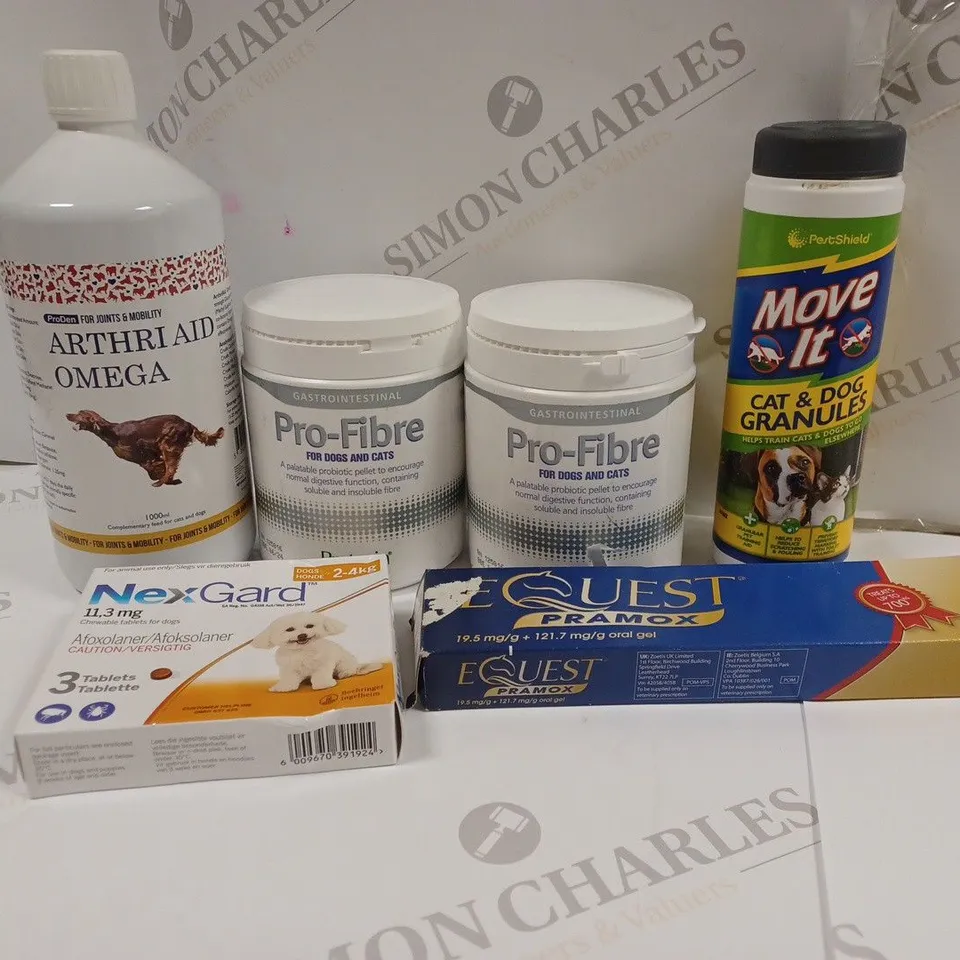 BOX OF ASSORTED PET SUPPLIES TO INCLUDE FIBRE PELLETS, ARTHRITIS FEED AND ANTI-FLEA TABLETS