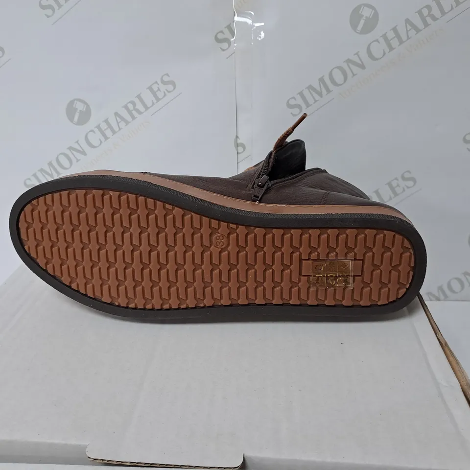 BOXED PAIR OF ADESSO YANKEE LEATHER SHOES // SIZE: 38 EU 