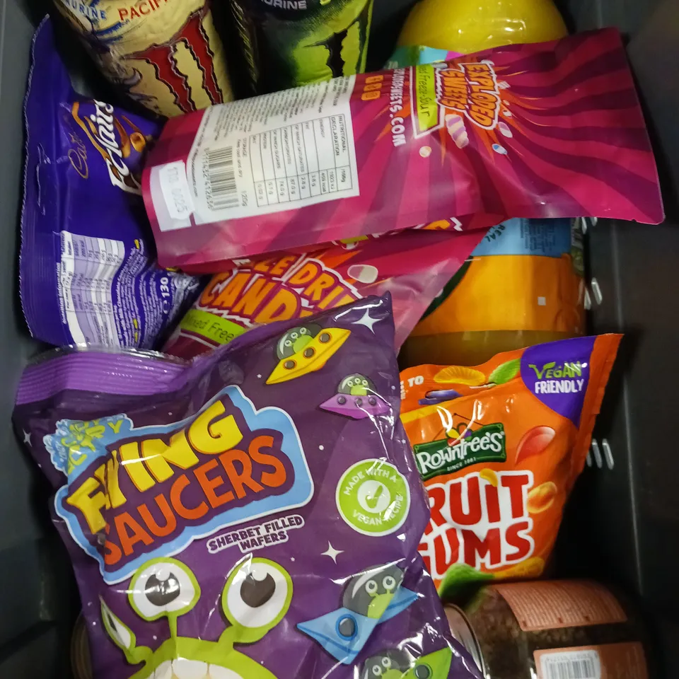 APPROXIMATELY 10 ASSORTED FOOD/DRINK PRODUCTS TO INCLUDE MONSTER ENERGY DRINK, FREEZE DRIED SWEETS, PEPSI MAX ETC 