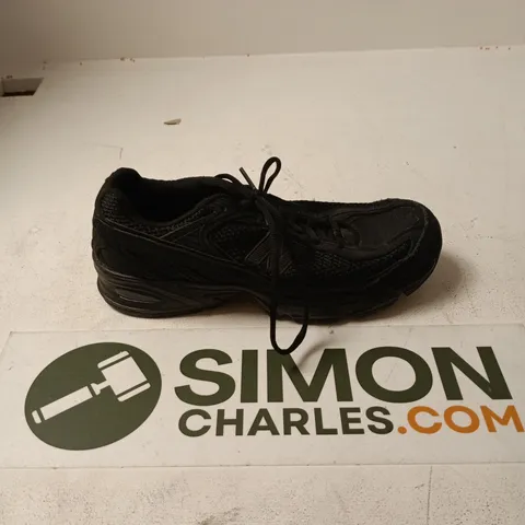 UNBOXED PAIR OF NEW BALANCE RUNNING TRAINERS IN BLACK - UK 7