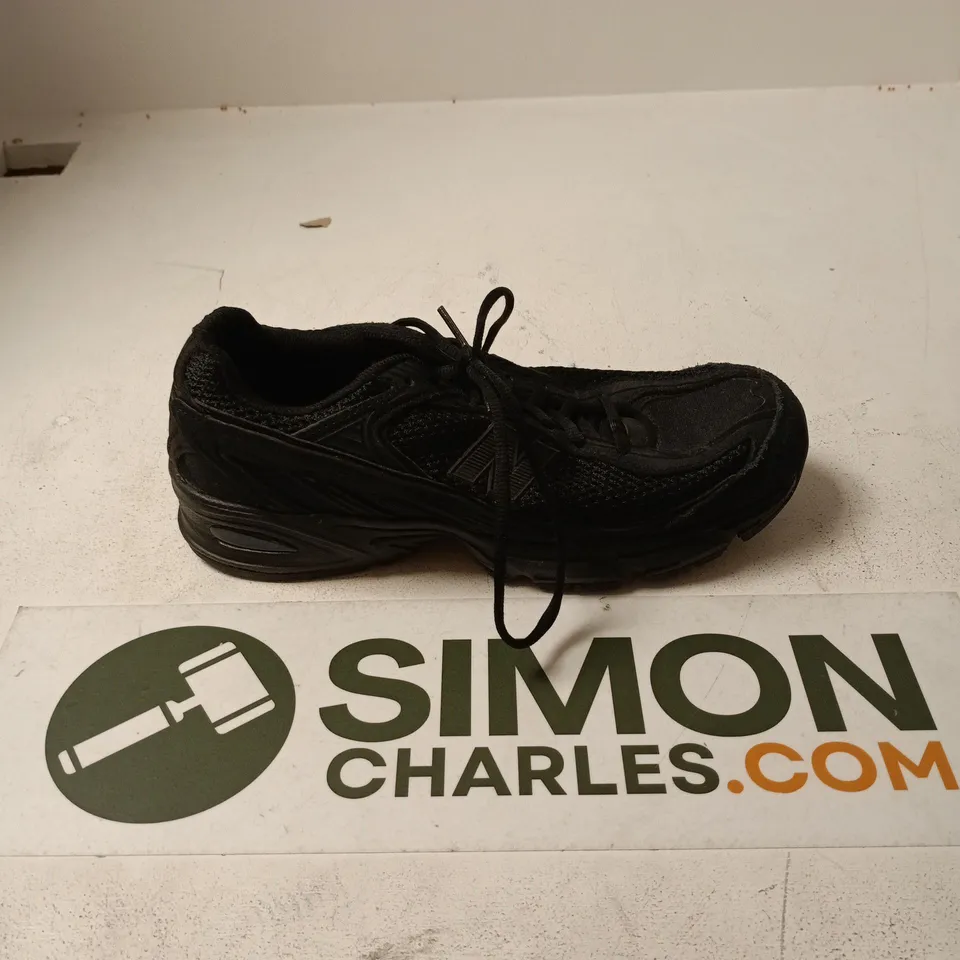 UNBOXED PAIR OF NEW BALANCE RUNNING TRAINERS IN BLACK - UK 7