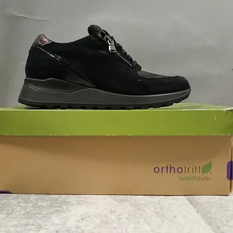 BOXED PAIR OF WALD LAUFER SHOES IN BLACK SIZE 4