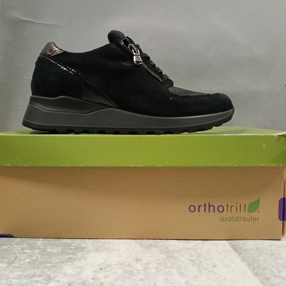 BOXED PAIR OF WALD LAUFER SHOES IN BLACK SIZE 4