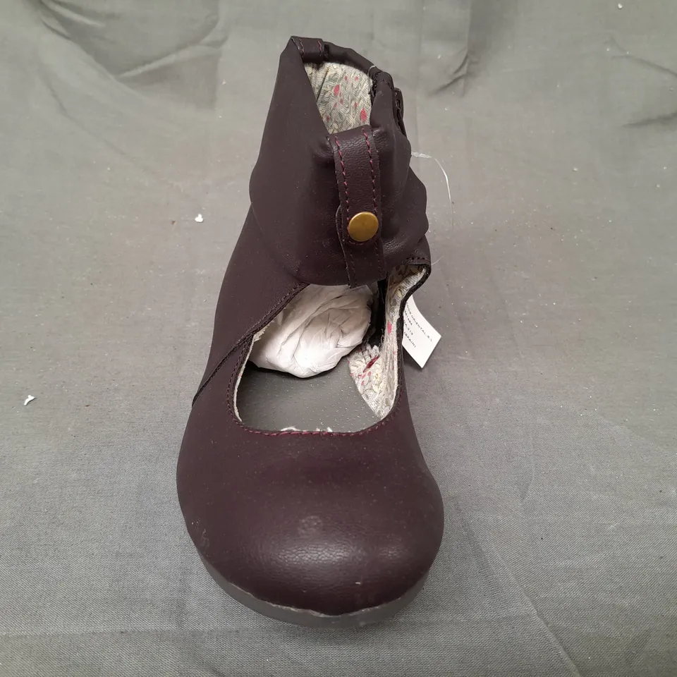 BOX OF APPROXIMATELY 15 BOXED PAIRS OF DEITY SHOES IN PURPLE - VARIOUS SIZES