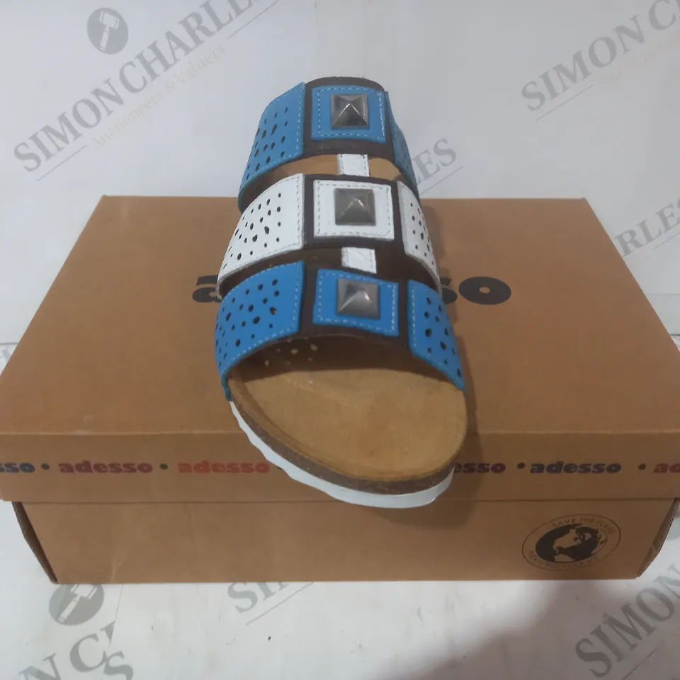 BOXED PAIR OF ADESSO OPEN TOE SANDALS IN BLUE/WHITE SIZE 6