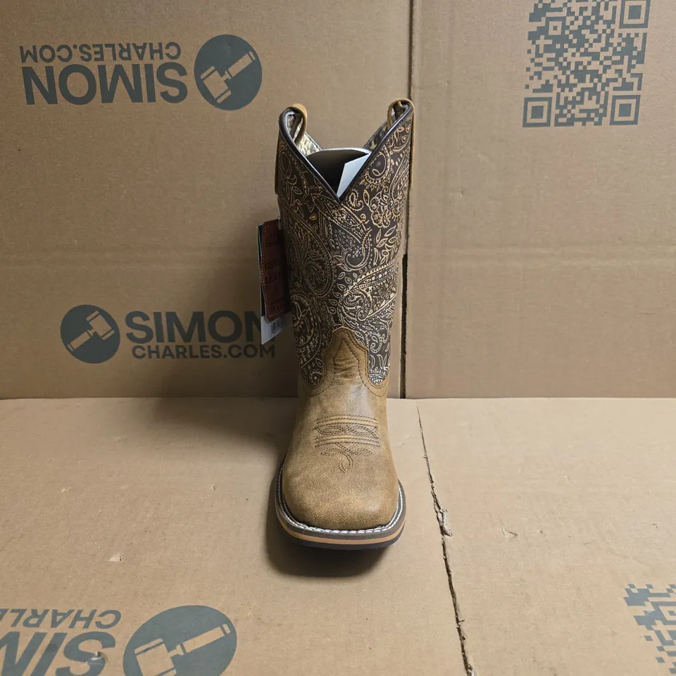 BOXED PAIR OF SMOKY MOUNTAIN BOOTS IN DISTRESSED BROWN/DARK BROWN SIZE 7 (UK 5)
