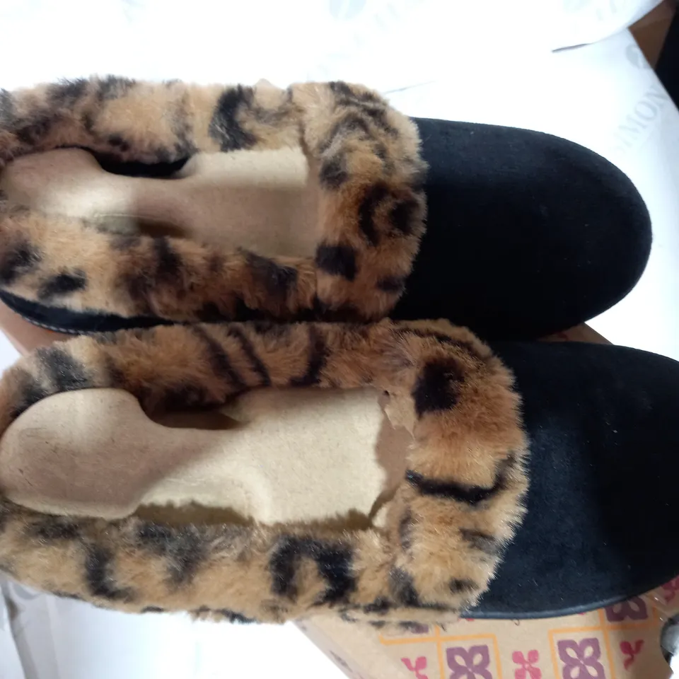 BOXED PAIR OF SKECHERS VEGAN BLACK/ANIMAL PRINT SLIPPERS  - SIZE 5.5